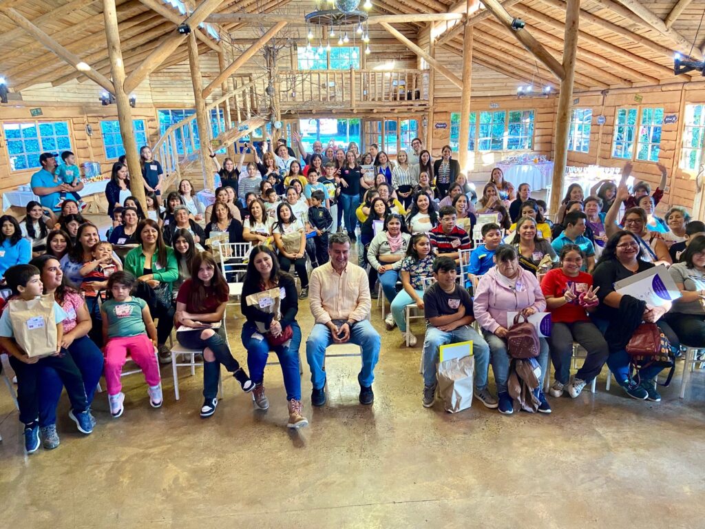 Niños en Rauco participan en actividades educativas diseñadas para apoyar el desarrollo de habilidades frente a la neurodivergencia.