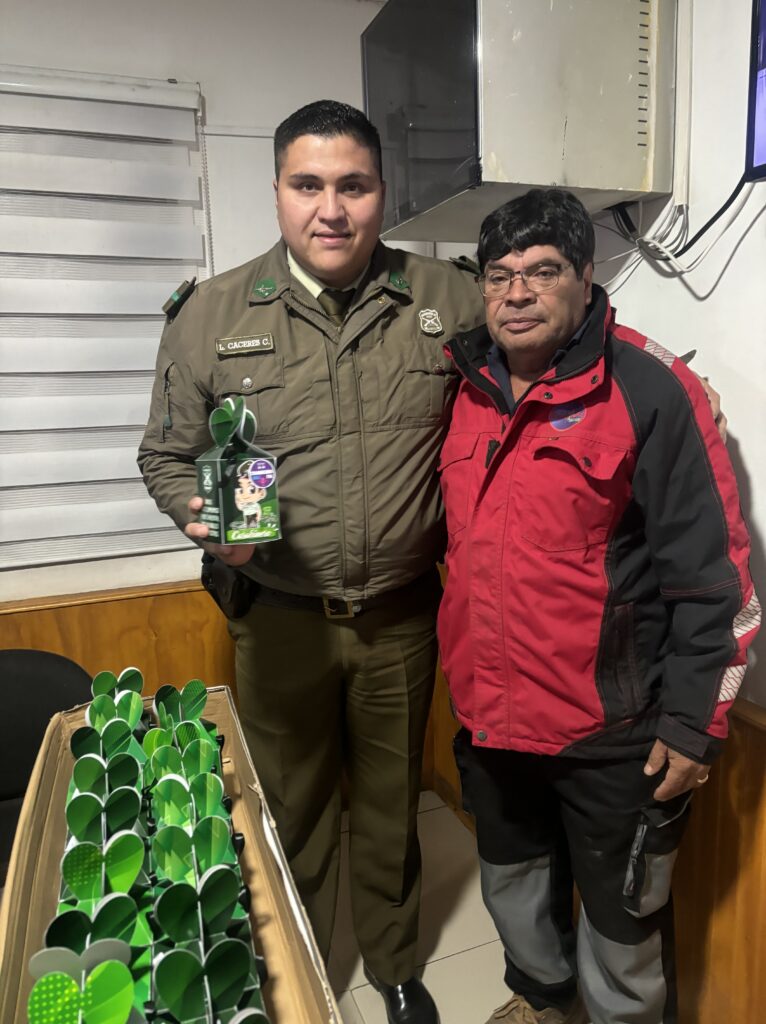 Don Héctor Brito Puga entrega un presente a Carabineros de Chile.