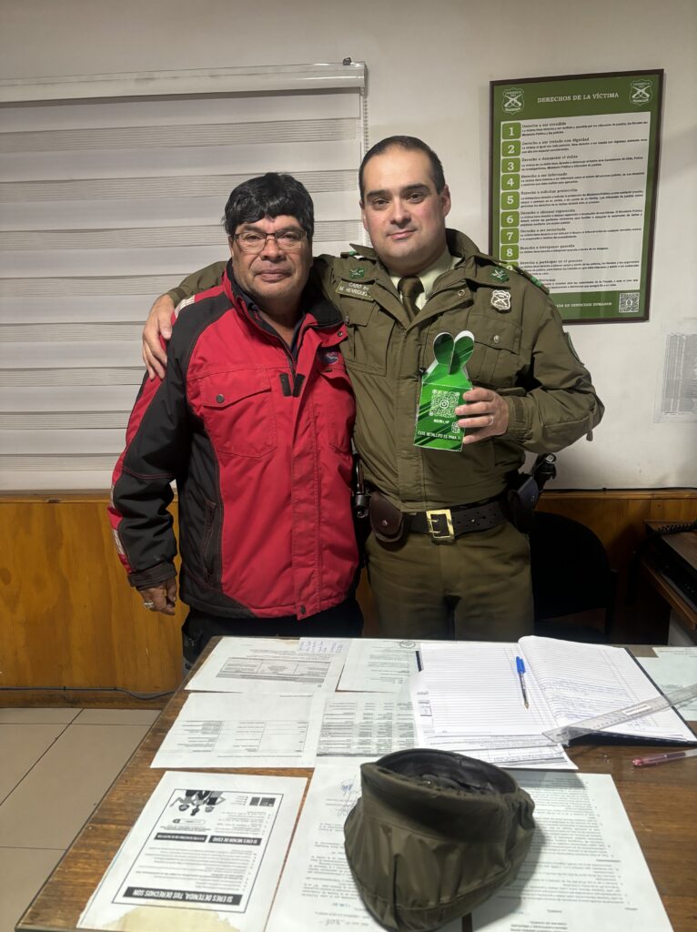 Don Héctor Brito Puga entrega un presente al Cabo 1ro M. Henríquez y a Carabineros de Chile.