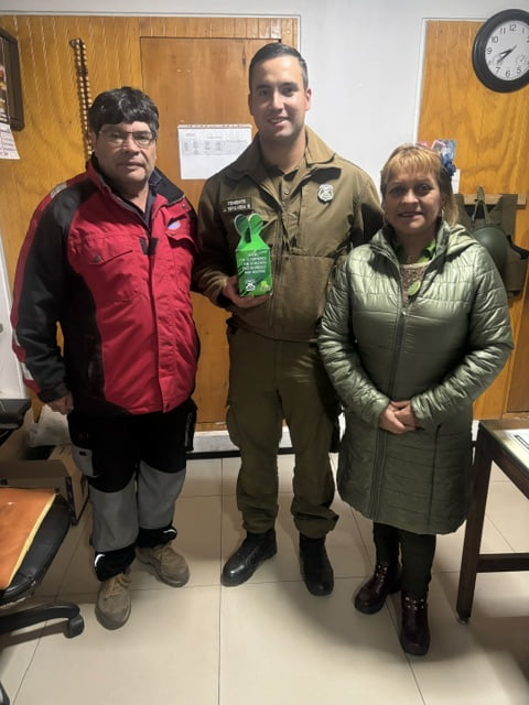 Héctor Brito Puga y Lorenza Tapia Manriques posan con el Teniente J. Sepúlveda durante la entrega de un reconocimiento.